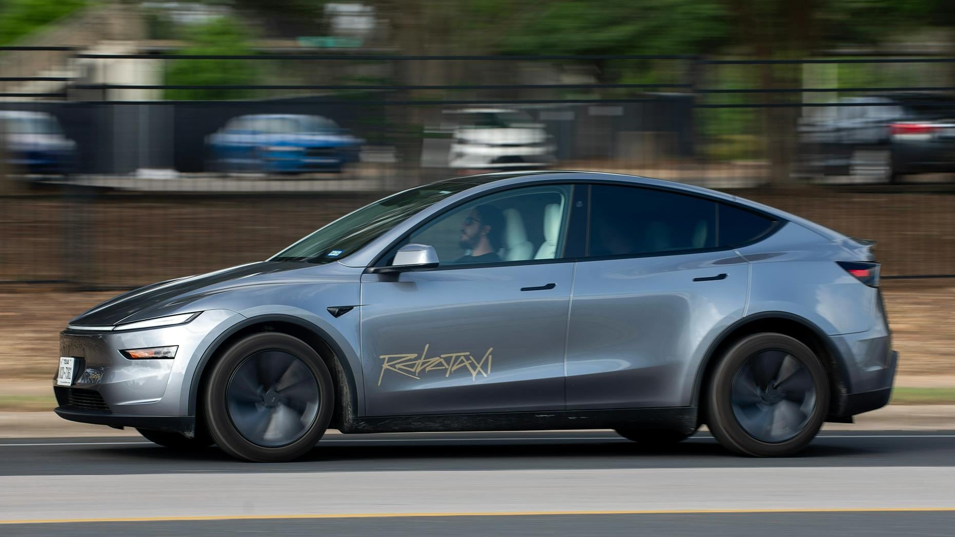 Rezultatele primei faze a programului Robotaxi al Tesla încep să ridice semne de întrebare despre maturitatea tehnologiei autonome și despre siguranța sa reală, într-un context în care promisiunile inițiale alle revoluție în mobilitate depind, în practică, de cifre concrete și de modul în care acestea sunt comunicate