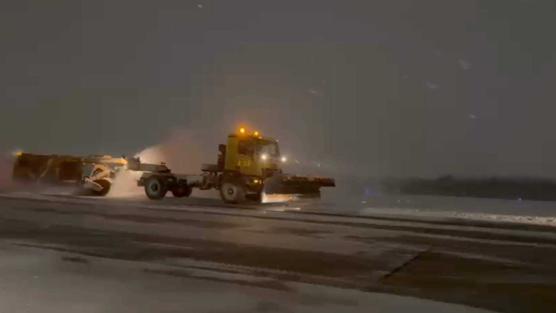 Traficul aerian din București se desfășoară în condiții de iarnă, însă până în prezent nu au fost raportate zboruri anulate, deși există posibilitatea ca unele curse să aftre întârzieri