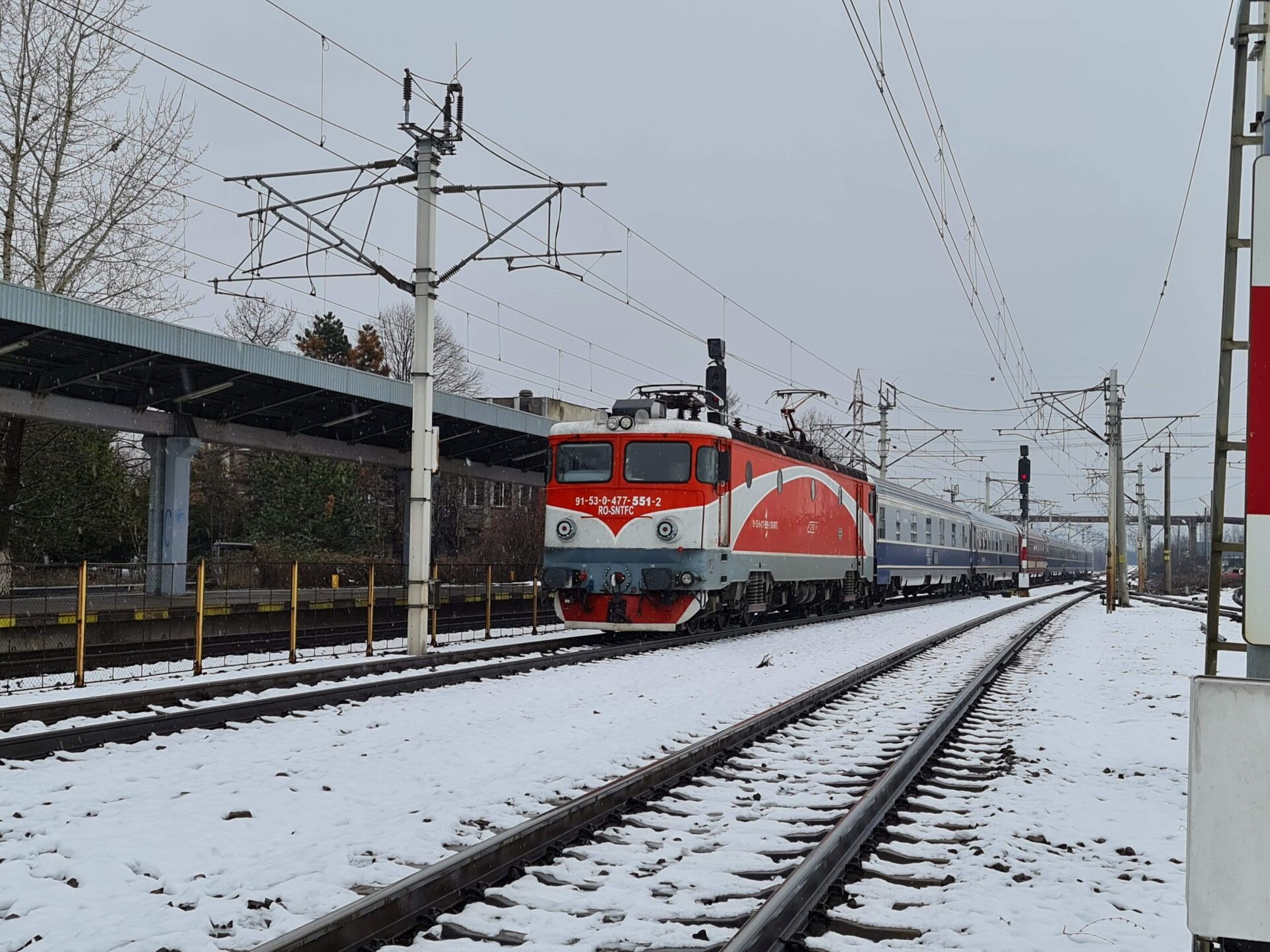 Trenurile CFR Călători anulate din cauza vremii severe CFR Călători a anunțat astăzi că, în urma condițiilor meteorologice nefavorabile, vor fi anulate mai multe trenuri, în special pe ruta București – Ploiești