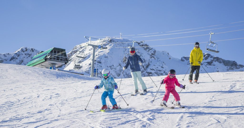 Începe vacanța de schi din februarie 2026: Primele județe unde nu se mai fac cursuri. Când au zile libere elevii din București și Ilfov