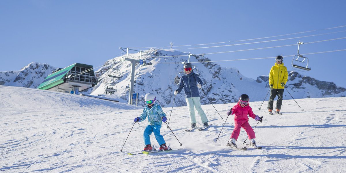 Începe vacanța de schi din februarie 2026: Primele județe unde nu se mai fac cursuri. Când au zile libere elevii din București și Ilfov