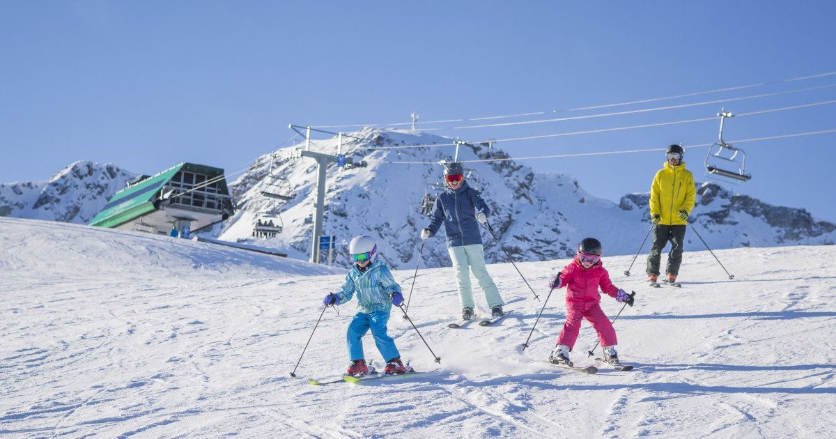 Începe vacanța de schi din februarie 2026: Primele județe unde nu se mai fac cursuri. Când au zile libere elevii din București și Ilfov