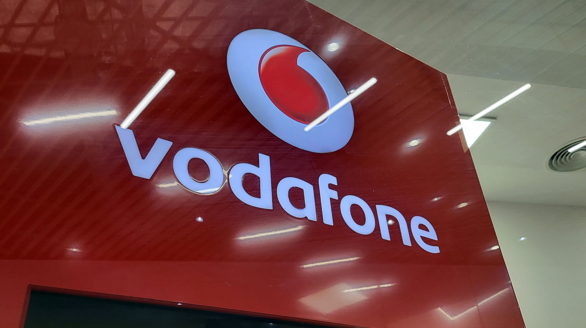 Vodafone a anunțat recent că intenționează să majoreze tarifele pentru o gamă variată de servicii, începând cu facturile emise după următoarea perioadă de billing
