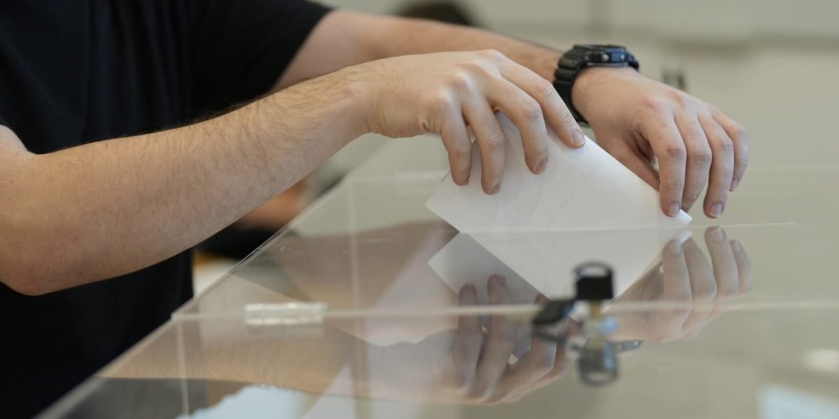 AUR depune în Parlament inițiativa pentru schimbarea sistemului de vot la alegerile locale Alianța pentru Unirea Românilor (AUR) a făcut un pas important în goal-ul de a modifica modul în care sunt aleși oficialii locali, depunând o inițiativă legislativă ce prevede introducerea sistemului de vot în două tururi pentru alegerile primarilor și a președinților de consilii județene