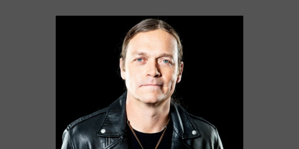 Doliu în lumea muzicii: Brad Arnold, solistul formației 3 Doors Down, a decedat la vârsta de 47 de ani Brad Arnold, liderul formației 3 Doors Down, a părăsit această lume sâmbătă, 7 mai, la vârsta de 47 de ani