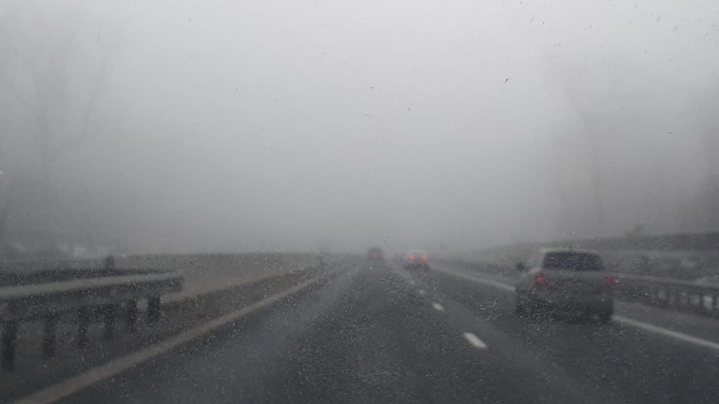 Trafic haotic din cauza ceaței dense și a unui incident pe DN6, în sud-vestul țării Dimineața de duminică aduce din nou provocări pentru șoferii din jumătatea de sud-vest a României
