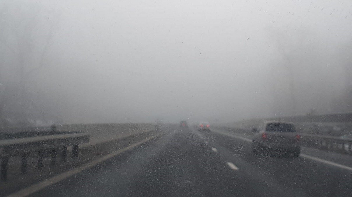 Trafic haotic din cauza ceaței dense și a unui incident pe DN6, în sud-vestul țării Dimineața de duminică aduce din nou provocări pentru șoferii din jumătatea de sud-vest a României