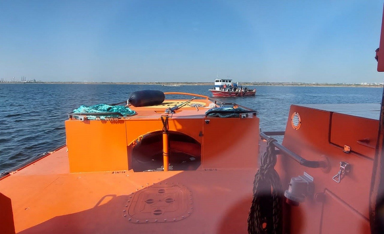 Autoritățile elene analizează în aceste zile o tragedie navală care a avut loc în largul insulei Chios, soldată cu pierderea a cel puțin un vieți, după o coliziune între o navă de patrulare a pazei de coastă și o barcă rapidă folosită pentru transportul migranților