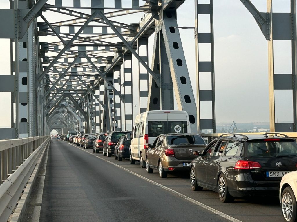 Trafic aglomerat pe podul peste Dunăre de la Giurgiu: autoritățile lansează măsuri pentru fluidizare, odată cu începutul vacanței de schi Pe fondul creșterii semnificative a numărului de turiști și elevi care pleacă spre destinații de schi din țară și străinătate, traficul pe podul peste Dunăre de la Giurgiu devine tot mai intens, ceea ce determină autoritățile române să implementeze măsuri menite să eficientizeze circulația