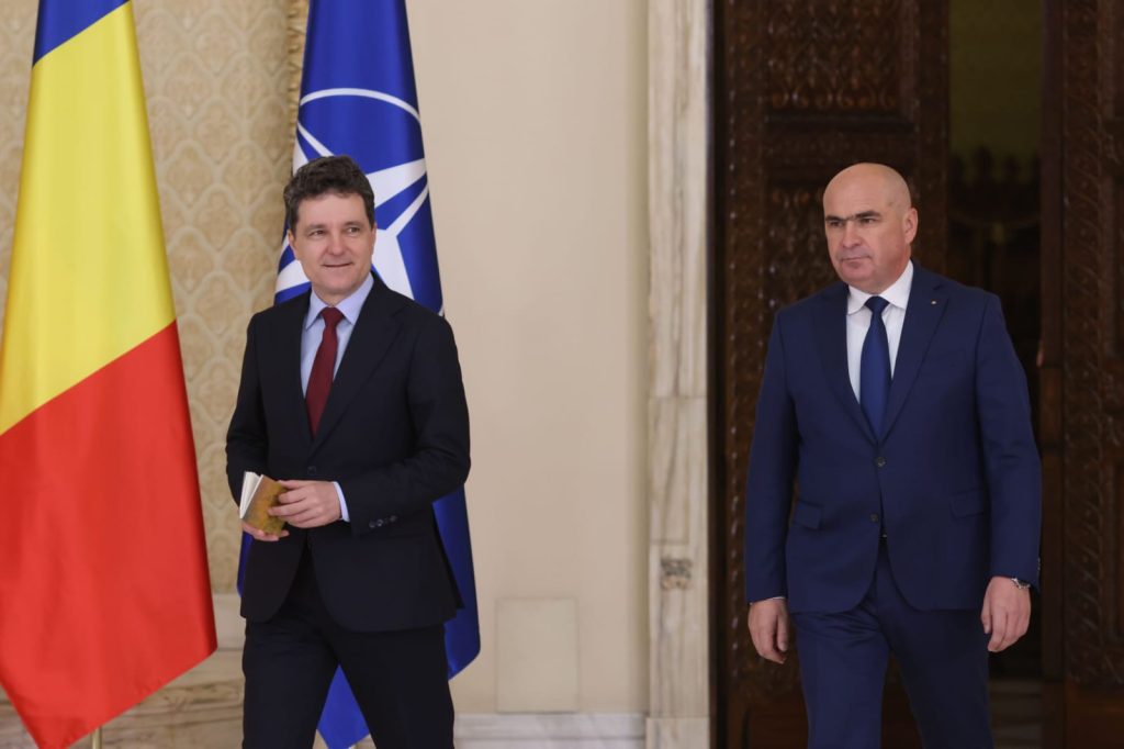 Nicușor Dan convoacă coaliția de guvernare la Palatul Cotroceni în contextul tensiunilor politice crescânde Președintele Capitalei, Nicușor Dan, a anunțat pentru marți la ora 15.00 o întâlnire cu liderii principalelor formațiuni de coaliție de guvernare, într-un efort aparent de a calma spiritele într-un moment marcat de acuzații reciproce și dispută politică