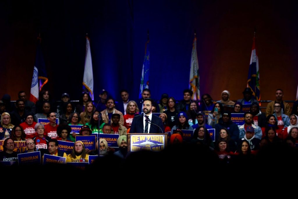 Criza costurilor de trai în New York pune în pericol cariera unor artiști de prestigiu O veste alarmantă răsună din inima New York-ului, unde costul vieții a atins cote alarmante, amenințând să-i împiedice pe artiștii veterani să își continue activitatea