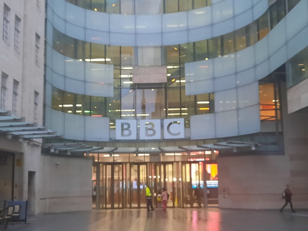 Procesul în instanță intentat de fostul președinte american Donald Trump împotriva BBC, privind acuzații de calomnie legate de editarea discursului său, are un calendar clar: începutul dezbaterii judiciare va avea loc în februarie 2027, la Miami
