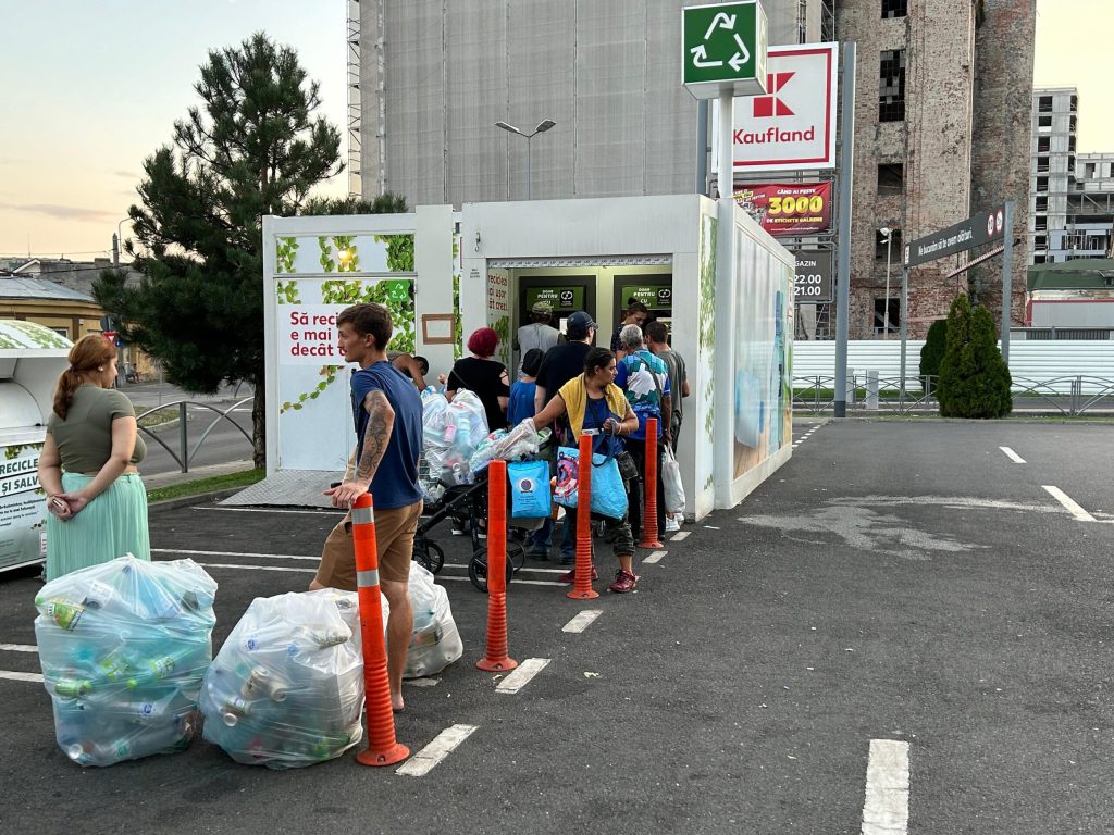 Bucureștenii și ilfovenii au recuperat peste 94 de milioane de euro în 2025 prin Sistemul Garanție-Returnare (SGR), o cifră semnificativă ce reflectă un proces tot mai matur de reciclare și conștientizare a importanței protejării mediului