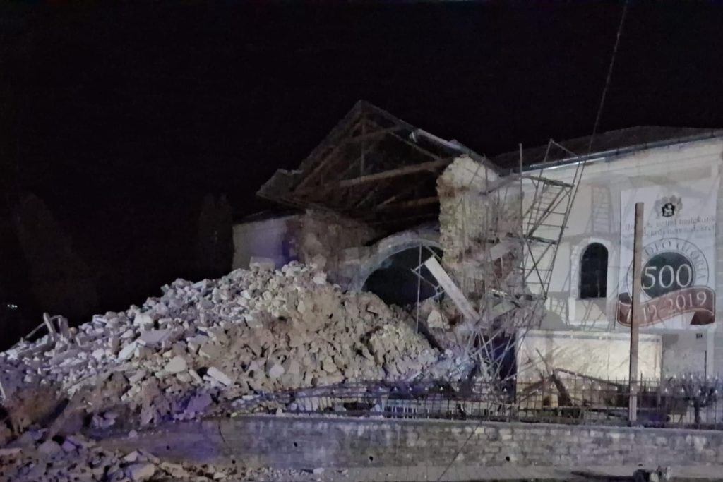 O biserică din Cehu Silvaniei s-a prăbușit sub privirile surprinse ale locuitorilor, o polițistă fiind rănită în incident Un incident nefericit a zguduit marți seara orașul Cehu Silvaniei din județul Zalău, când întreaga turla a unei biserici s-a prăbușit în mod neașteptat, provocând pagube majore și rănind o polițistă aflată în apropiere
