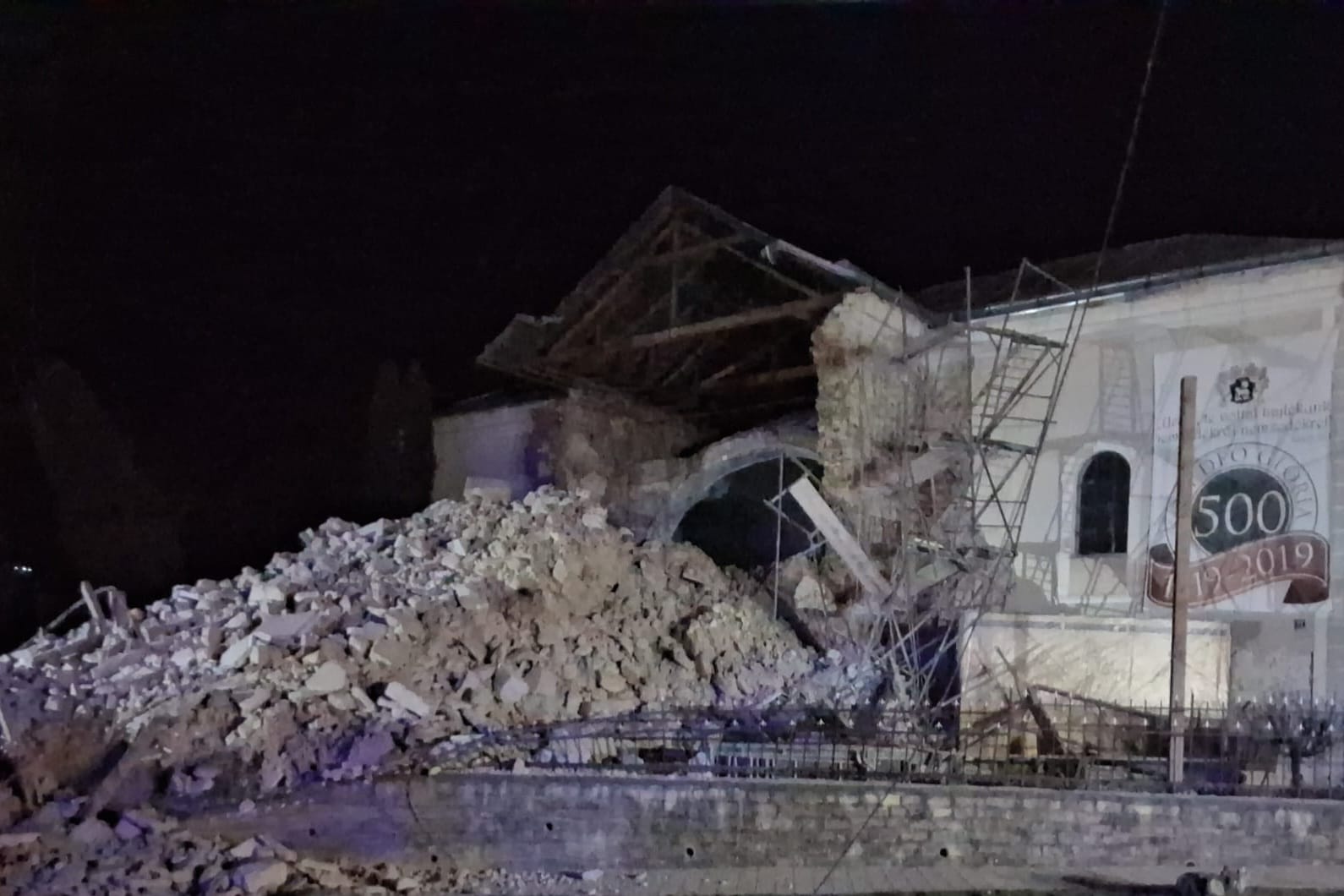 O biserică din Cehu Silvaniei s-a prăbușit sub privirile surprinse ale locuitorilor, o polițistă fiind rănită în incident Un incident nefericit a zguduit marți seara orașul Cehu Silvaniei din județul Zalău, când întreaga turla a unei biserici s-a prăbușit în mod neașteptat, provocând pagube majore și rănind o polițistă aflată în apropiere