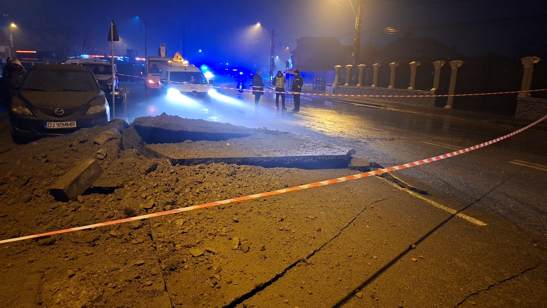 Criza gazului din Craiova: șapte case evacuate după o avarie majoră la conductă O avarie majoră la o conductă de gaz din municipiul Craiova a dus la evacuarea urgentă a șapte case din cartierul Nicolae Romanescu, în urma unei defecțiuni care a alarmat autoritățile și locuitorii din zonă