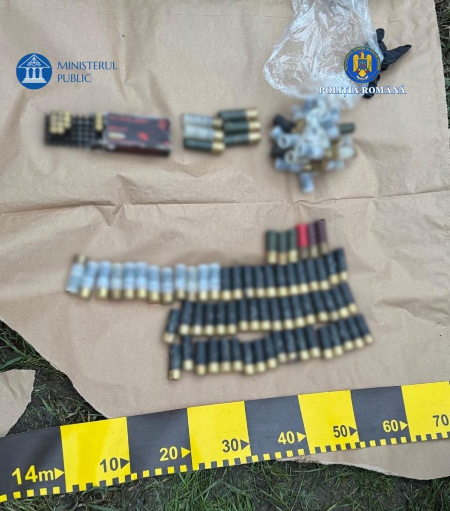 Trei persoane suspectate de contrabandă cu arme și muniții, implicate într-un dosar de amploare din județul Dâmbovița, au fost reținute după o serie de percheziții efectuate de polițiștii antidrog și antiextremism