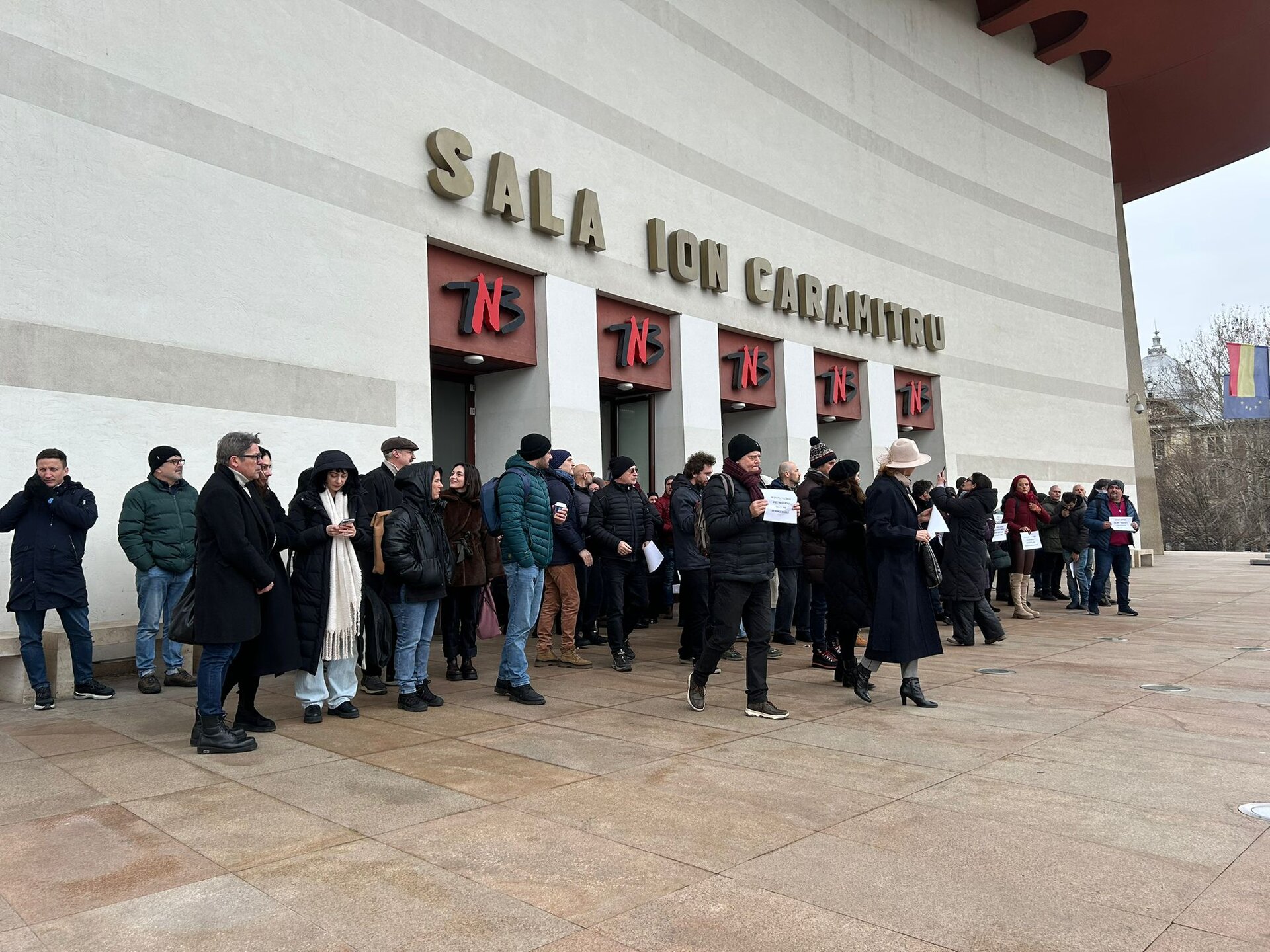 Protest al actorilor la TNB împotriva noii circlări impuse de Ministerul Culturii Zi istorică pentru lumea teatrului românesc, marți după-amiază la Teatrul Național București s-a desfășurat un protest inedit, într-un gest de solidaritate și revendicare