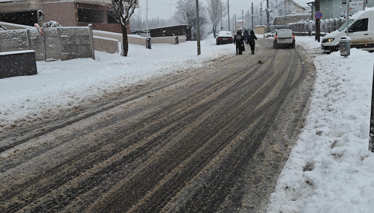 Zăpada neagră de pe străzile Bucureștiului, simbol al poluării akțuale: Ce spune ministrul Mediului După o avalanșă de ninsori record care au transformat Bucureștiul într-un peisaj alb, imaginea de pe străzile capitalei nu a fost departe de a șoca