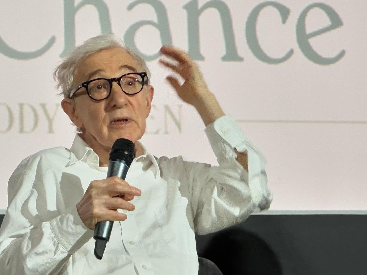 Woody Allen, unul dintre cei mai cunoscuți și controversați regizori ai lumii, apare din nou în centrul atenției pentru legături aparent banale, dar care capătă acum o nouă relevanță în contextul unei colecții de documente recent dezvăluite