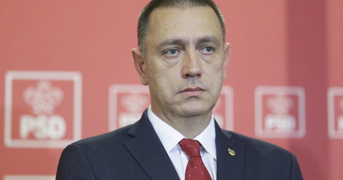 Mihai Fifor avertizează: România riscă recesiunea din cauza măsurilor de austeritate România se află într-un punct critic, avertizează liderul PSD Arad, Mihai Fifor, care estimează că politica economică actuală, marcată de majorarea TVA și a accizelor, poate duce țara spre recesiune