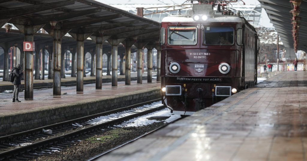 Tren deraiat la Gara de Nord: Circulația feroviară afectată Traficul feroviar a fost grav perturbat în această dimineață, la Gara de Nord din București, după ce primul vagon al trenului IRN 401, operat de CFR Călători, a deraiat în timpul unei manevre de împingere către depou
