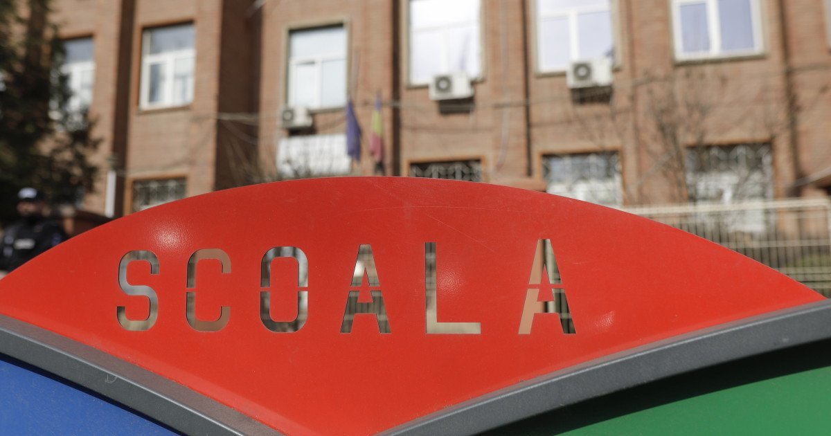 Șapte școli din Brăila, cursuri suspendate din cauza vremii severe Inspectoratul pentru Situații de Urgență Brăila a anunțat suspendarea cursurilor cu prezență fizică în șapte unități de învățământ din județ, în urma condițiilor meteorologice severe prevăzute de meteorologi