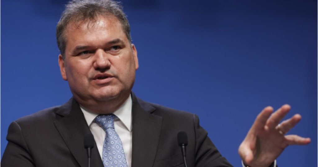 Guvernul taie 6.409 posturi din administrația publică pentru o mai bună eficiență Guvernul României a adoptat marți un ambițios pachet de reformă administrativă, prin care se intenționează reducerea aparatul bugetar cu 6.409 posturi