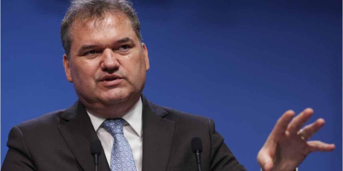 Guvernul taie 6.409 posturi din administrația publică pentru o mai bună eficiență Guvernul României a adoptat marți un ambițios pachet de reformă administrativă, prin care se intenționează reducerea aparatul bugetar cu 6.409 posturi