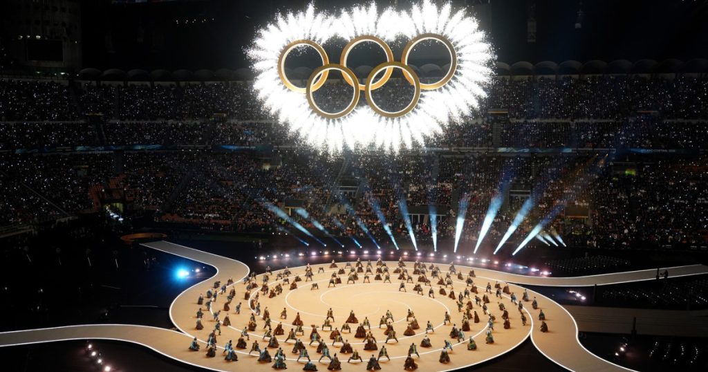 Ceremonia de deschidere a Jocurilor Olimpice de iarnă Milano-Cortina 2026 a avut loc vineri seară, pe stadionul San Siro din Milano, un moment marcat de o inovație remarcabilă: defilarea sportivilor din întreaga lume s-a desfășurat simultan în patru locații distincte