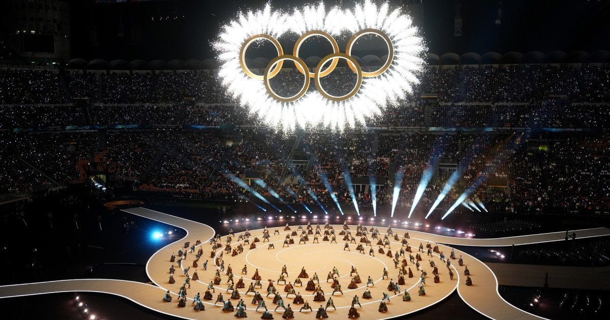 Ceremonia de deschidere a Jocurilor Olimpice de iarnă Milano-Cortina 2026 a avut loc vineri seară, pe stadionul San Siro din Milano, un moment marcat de o inovație remarcabilă: defilarea sportivilor din întreaga lume s-a desfășurat simultan în patru locații distincte