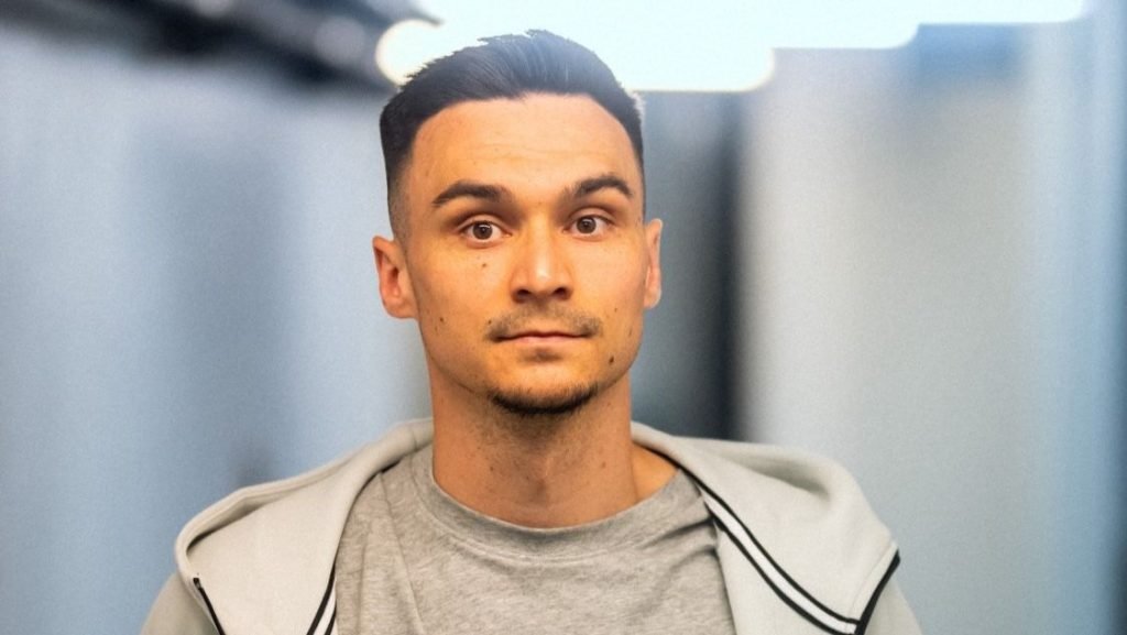 Adrian Șut, absent de pe teren: o seară dezolantă în Cupa Campionilor Golfului Fostul mijlocaș al FCSB-ului, Adrian Șut, a avut o seară dezolantă în partida din Cupa Campionilor Golfului, nefiind inclus nici măcar pe foaia de joc