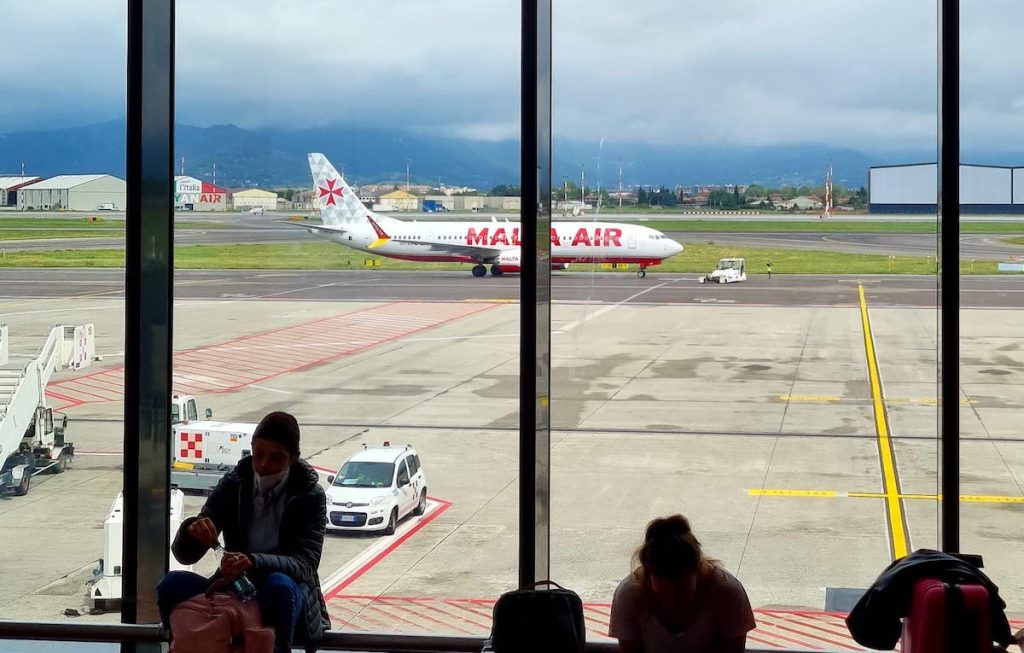Greva națională a personalului de zbor din Italia afectează zborurile din și către România pe 16 februarie Călătorii români care planifică să plece sau să tranziteze Italia vor trebui să se pregătească pentru perturbări majore ale traficului aerian pe 16 februarie, data când este anunțată o grevă generală la nivel național