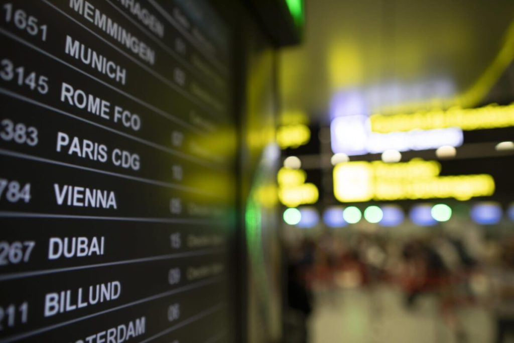 Din această săptămână, pasagerii care tranzitează Aeroportul Internațional „Henri Coandă” din Otopeni se pot bucura de un avantaj nesperat: apa potabilă gratuită, disponibilă atât pentru odihnă, cât și pentru necesități imediate