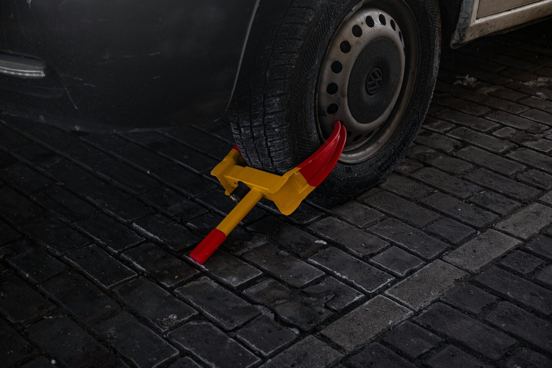 Primăria Sectorului 4 a semnat recent un contract de peste 250.000 de lei pentru reparații și recondiționări la blocatoarele de roți, folosite pentru imobilizarea autovehiculelor parcare neregulamentar, într-un demers menit să asigure funcționarea eficientă a sistemului de sancționare a șoferilor indisciplinați