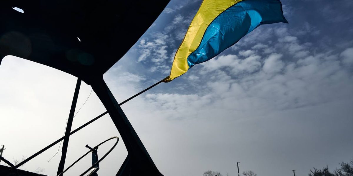 armata-ucraina-razboi-rusia-populatie-civila-civili-tancuri-bombardamente2-steag-flag.jpg - StiriAlese