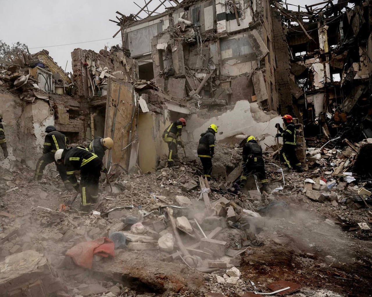 Organizația Națiunilor Unite solicită Rusiei încetarea imediată a atacurilor asupra infrastructurii energetice din Ucraina Criza energetică în Ucraina se intensifică pe zi ce trece, după ce Organizația Națiunilor Unite (ONU) a făcut apel la Moscova să oprească complotul de distrugere a infrastructurii vitale, în special pe fondul bombardamentelor repetate ce au lăsat orașele ucrainene în beznă și fără căldură