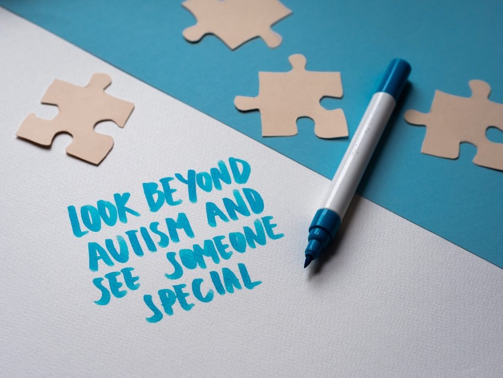 Tineri și adulți cu autism sever din Iași își redescoperă potențialul printr-un proiect inovator de incluziune socială Într-un oraș unde integrarea socială a persoanelor cu nevoi speciale face, din ce în ce mai mult, obiectul unor inițiative concrete, un nou proiect dedicat tinerilor și adulților cu autism sever din Iași își propune să schimbe percepția asupra capacităților acestor persoane și să le ofere oportunități reale de dezvoltare