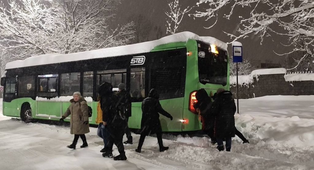 Cod roșu de ninsori în București și Ilfov: autoritățile în alertă, planurile de deszăpezire restructurate O dimineață de iarnă extrem de dificilă se profilează pentru locuitorii Capitalei și a județului Ilfov, după ce meteorologii au emis cod roșu de ninsori