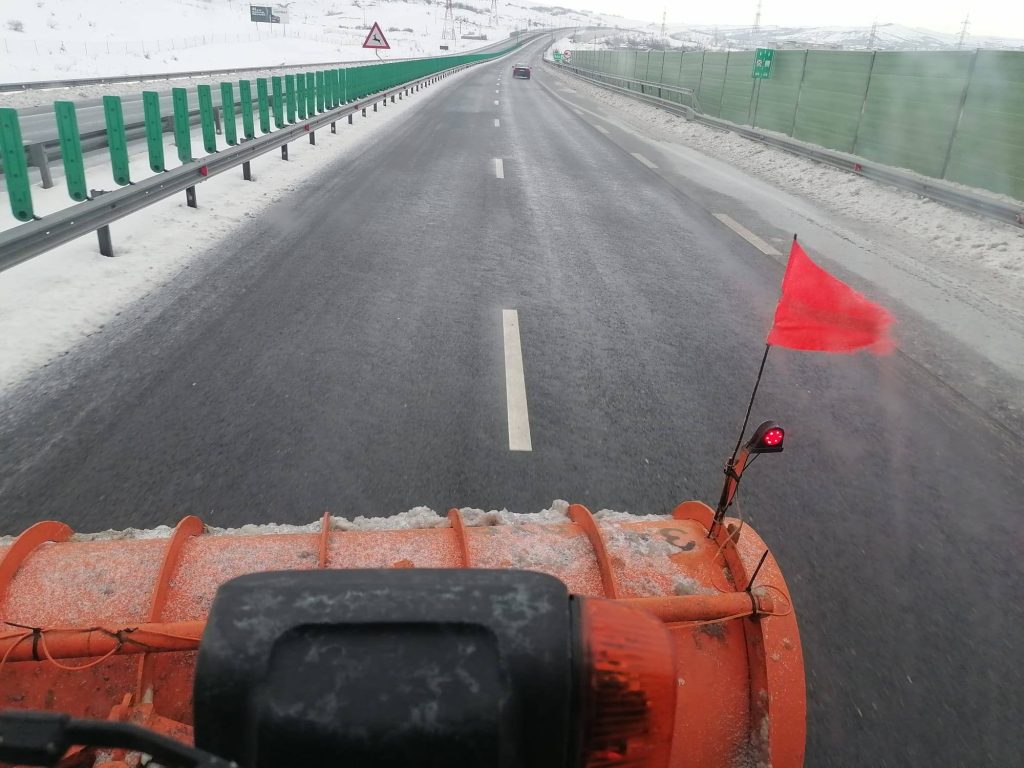 Circulația pe autostrăzile A1 și A7, esențială pentru traficul din sud-estul țării, a fost închisă miercuri dimineață din cauza viscolului puternic și a zăpezii abundente