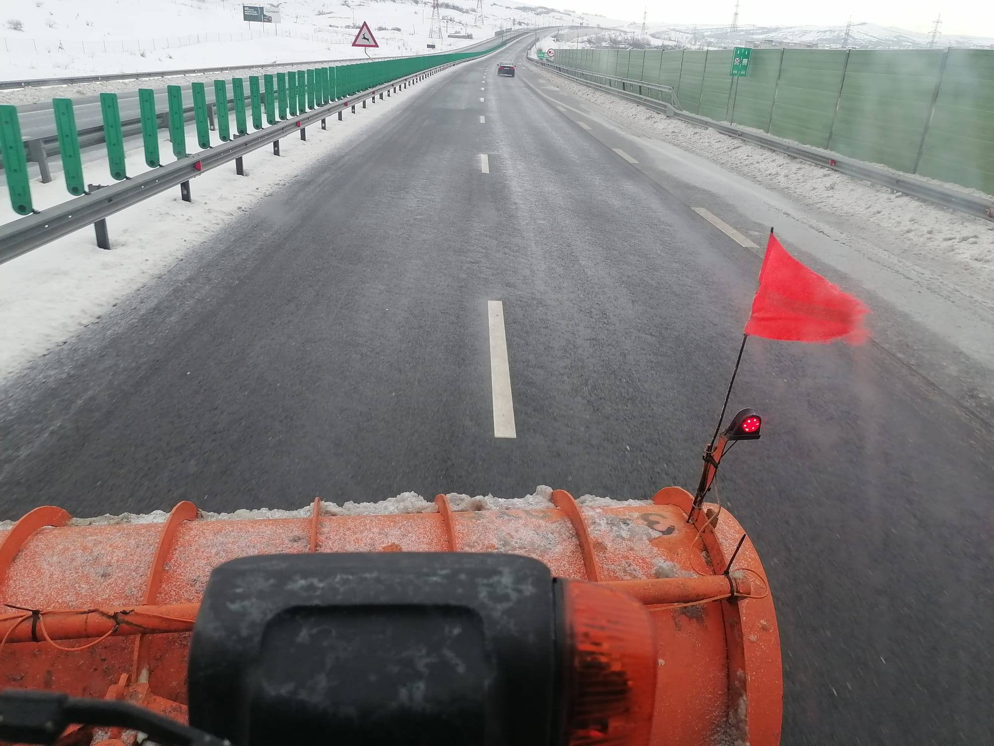 Circulația pe autostrăzile A1 și A7, esențială pentru traficul din sud-estul țării, a fost închisă miercuri dimineață din cauza viscolului puternic și a zăpezii abundente