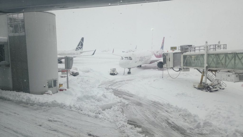 Zăpada furibundă și vânturile puternice au transformat aeroportul Otopeni într-un adevărat tablou de iarnă, aducând o serie de perturbări majore în traficul aerian național și internațional