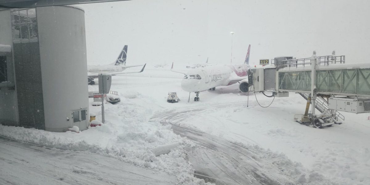 avionaeroport.jpeg - StiriAlese