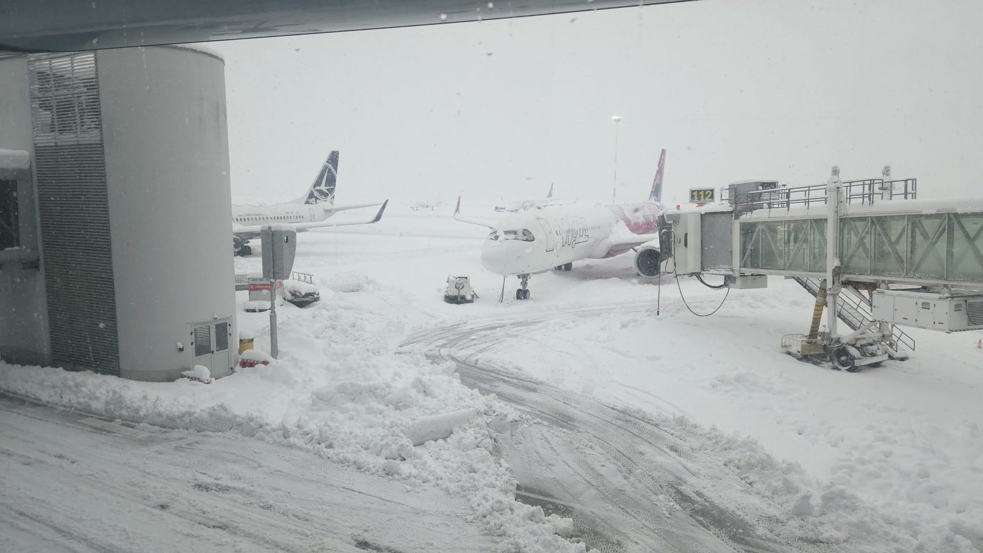 Zăpada furibundă și vânturile puternice au transformat aeroportul Otopeni într-un adevărat tablou de iarnă, aducând o serie de perturbări majore în traficul aerian național și internațional