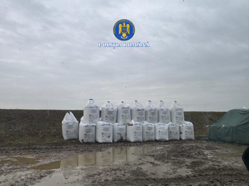 Polițiștii arădeni au făcut o descoperire alarmantă în apropierea râului Crișul Alb, unde au confiscat mai mulți saci plini cu substanțe potențial periculoase pentru mediu