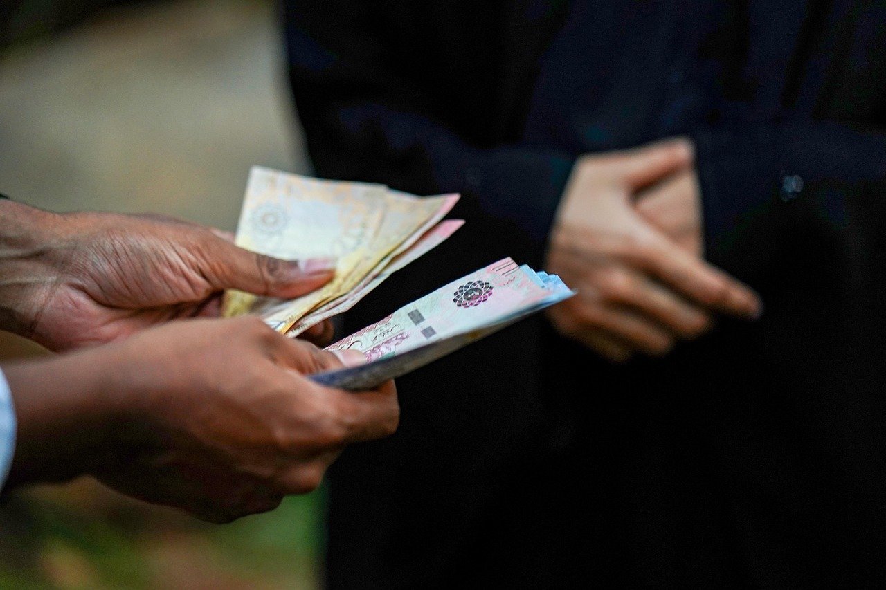 Salariile din administrația publică locală, una din cele mai sensibile teme ale sectorului public românesc, revin în prim-plan, dar de această dată în contextul unor declarații în care se subliniază dificultățile și disparitățile cu care se confruntă funcționarii