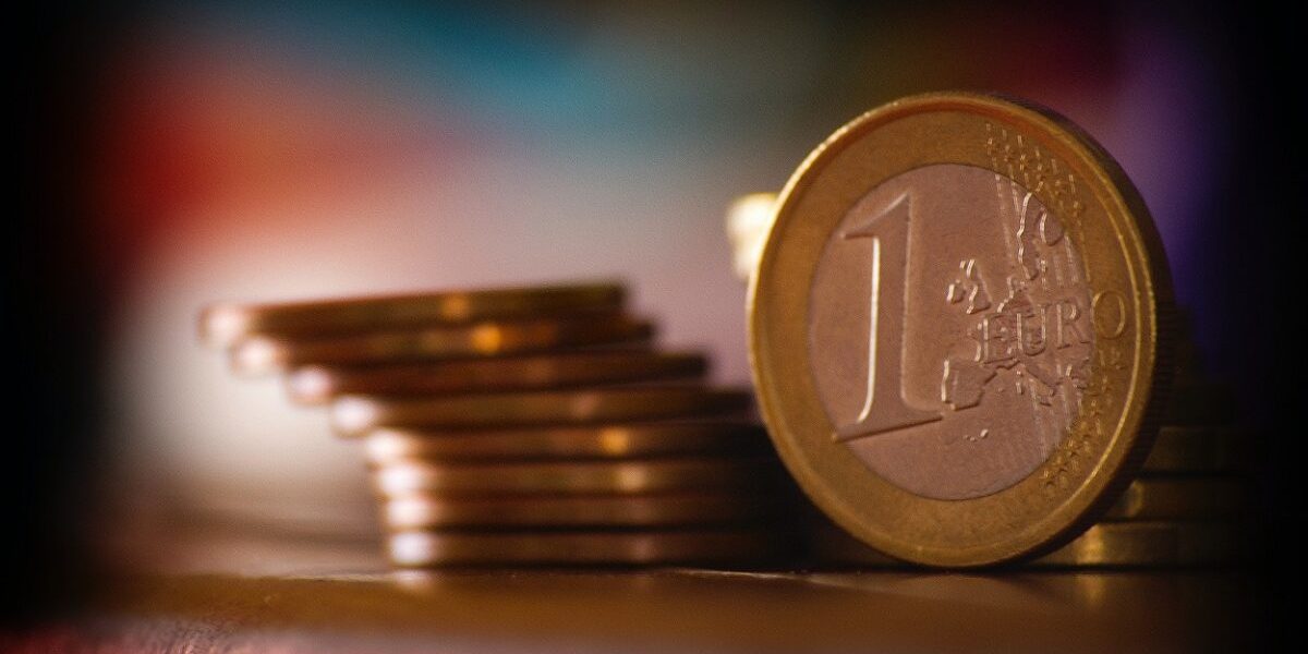 bani-euro-monede-foto-pexels-carlos-pernalete-tua-730647-e1615299206675.jpg - StiriAlese