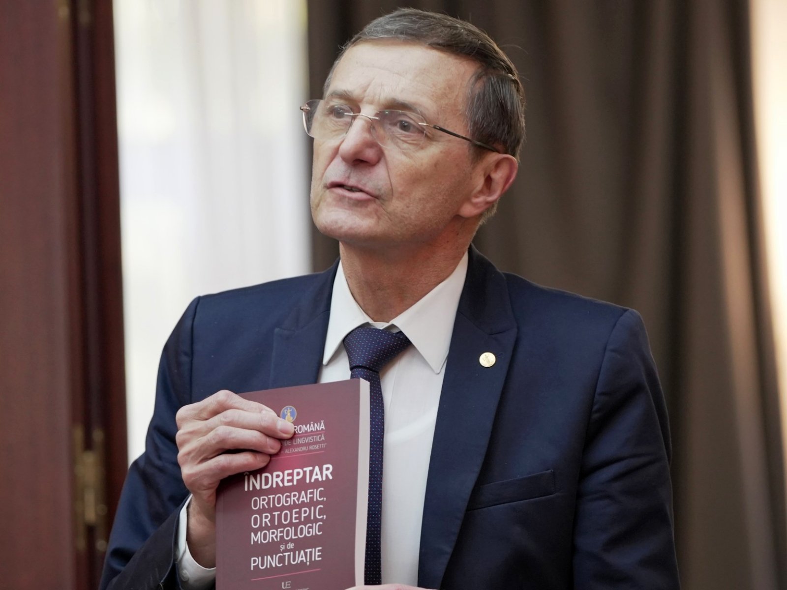 Controverse în Academia Română: tenisiune asupra candidaturii lui Ioan Aurel Pop pentru președinție Unul dintre cele mai mari nume ale învățământului superior românesc, rectorul Universității Babeș-Bolyai și președintele Academiei Române, Ioan Aurel Pop, se află în centrul unei dispute aprinse legate de posibila sa nouă candidatură la conducerea instituției