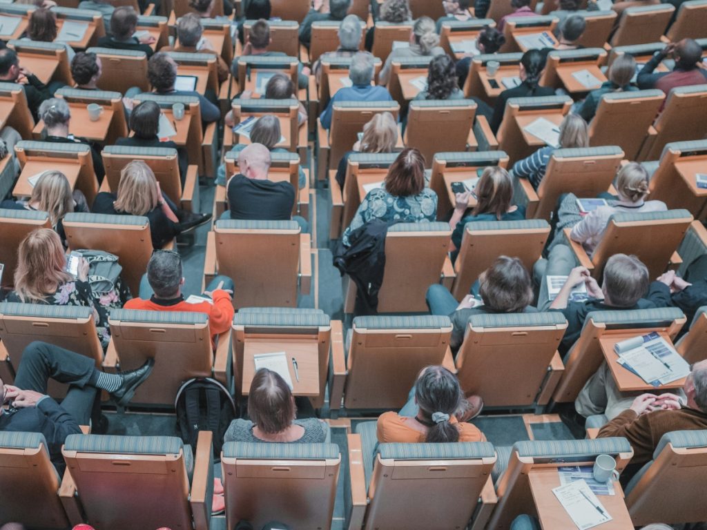 Premierul Bolojan: Educația nu se face din buzunarul altora, dar trebuie finanțată corespunzător pentru a crește calitatea Luni seara, în plenul Senatului, premierul Ilie Bolojan, care temporar exercită și funcția de ministru interimar al Educației, a ținut să transmită un mesaj clar privind finanțarea și importanța investițiilor în sistemul educațional