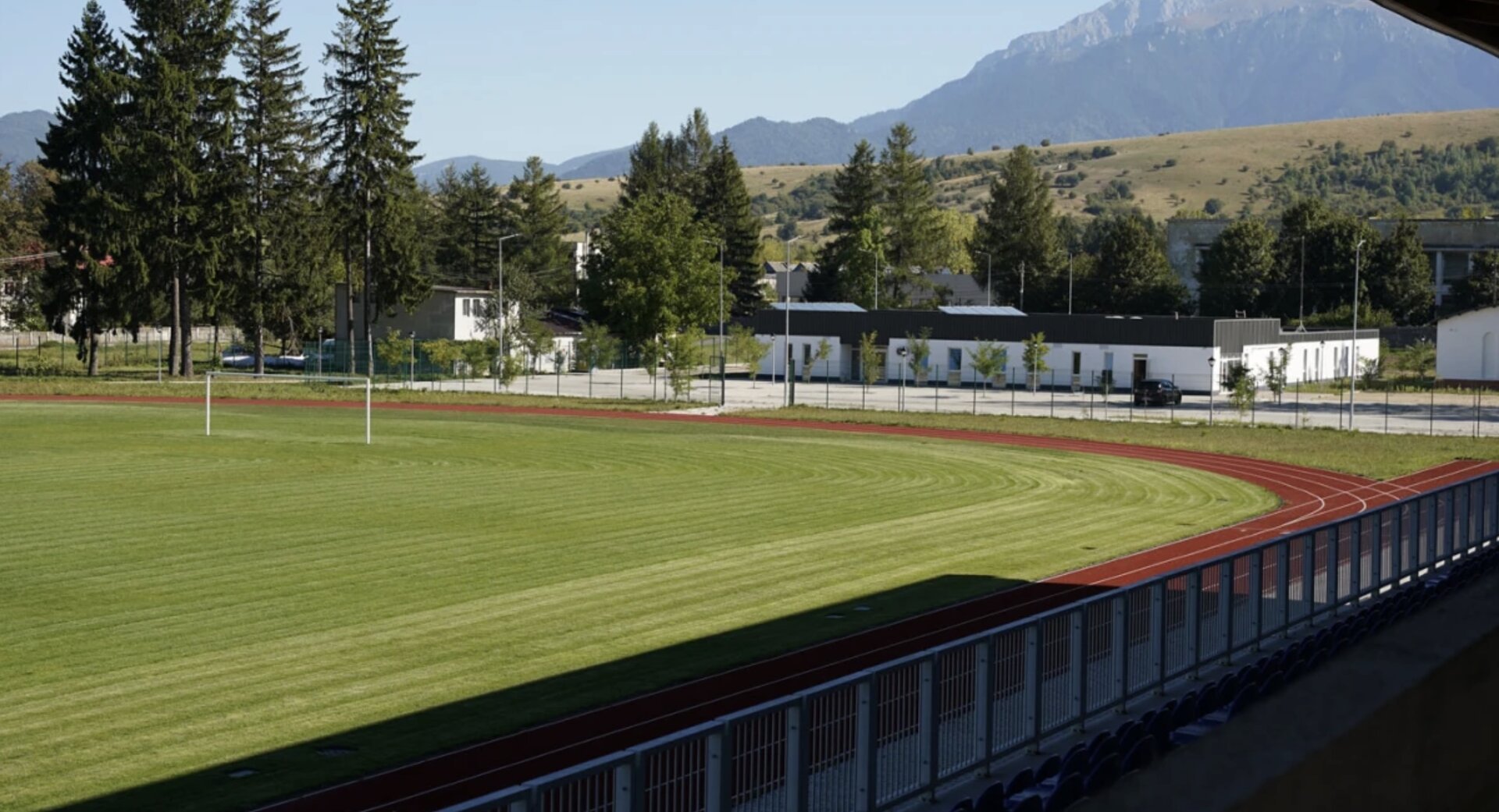 Primăria Zărnești anunță data deschiderii noii baze sportive din oraș, un proiect de amploare menit să reinvigoreze activitatea sportivă și să ofere locuitorilor un spațiu modern pentru relaxare și inițiative sportive